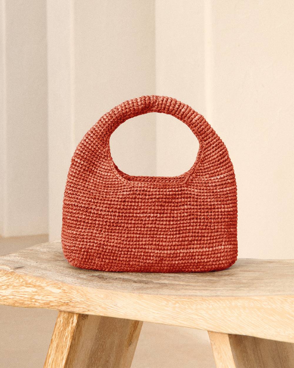 Manebí Raffia Halfmoon Bag - Rust Comprane uno, ottenene uno gratis