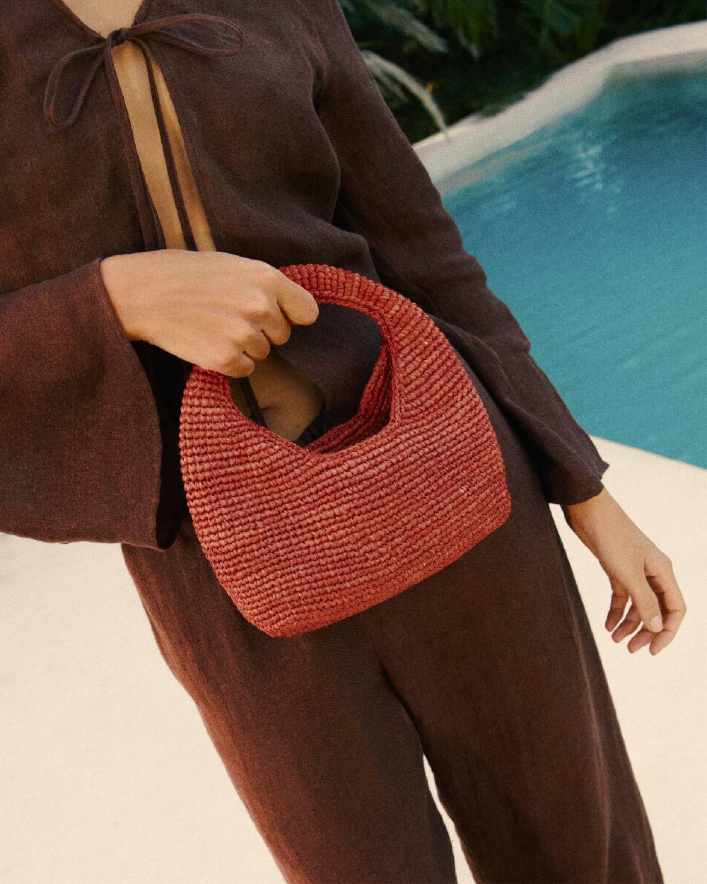 Manebí Raffia Halfmoon Bag - Rust Comprane uno, ottenene uno gratis