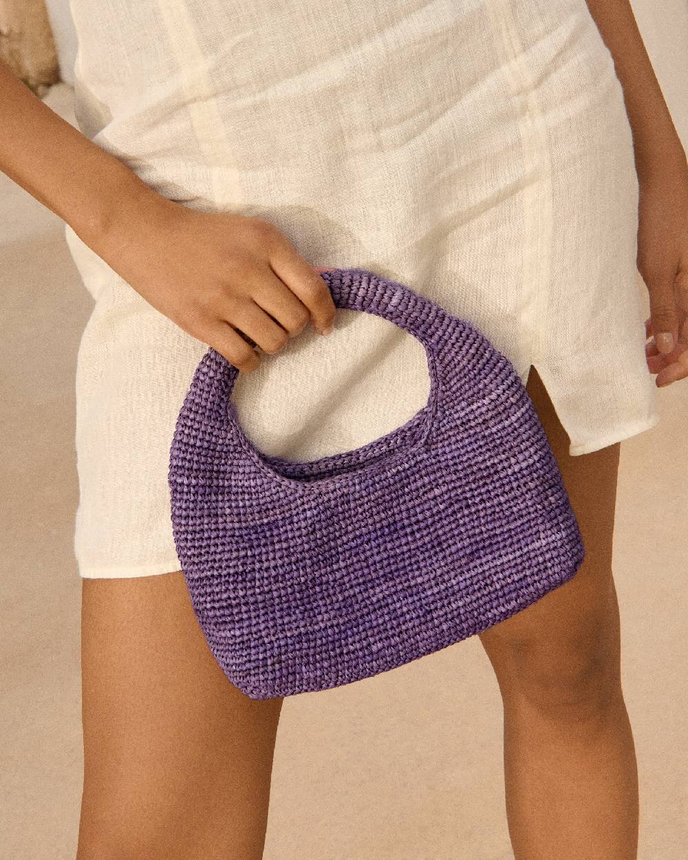 Manebí Raffia Halfmoon Bag - Summer Purple Sostegno trimestrale