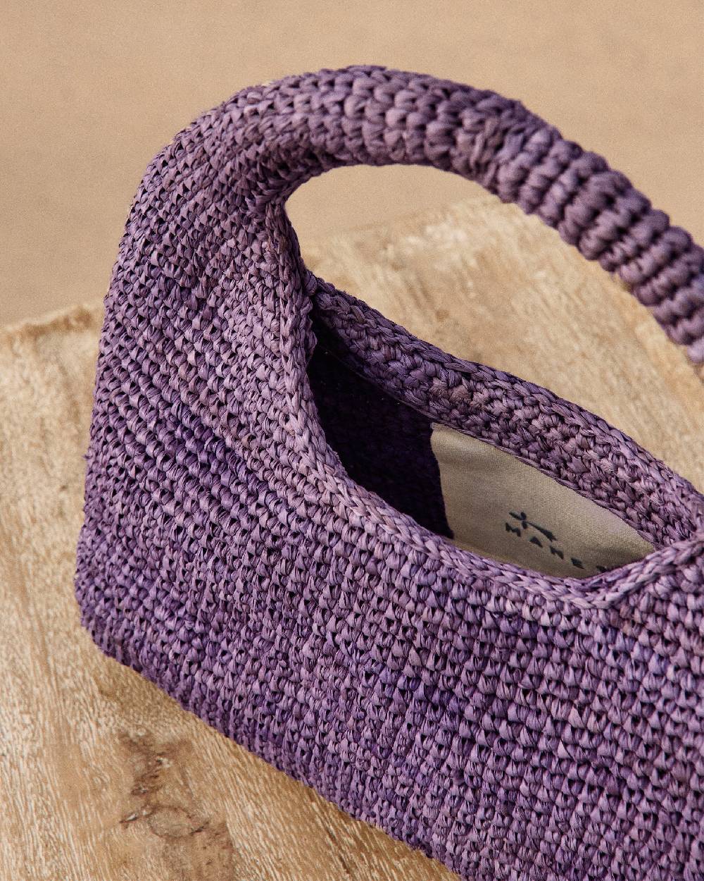 Manebí Raffia Halfmoon Bag - Summer Purple Sostegno trimestrale