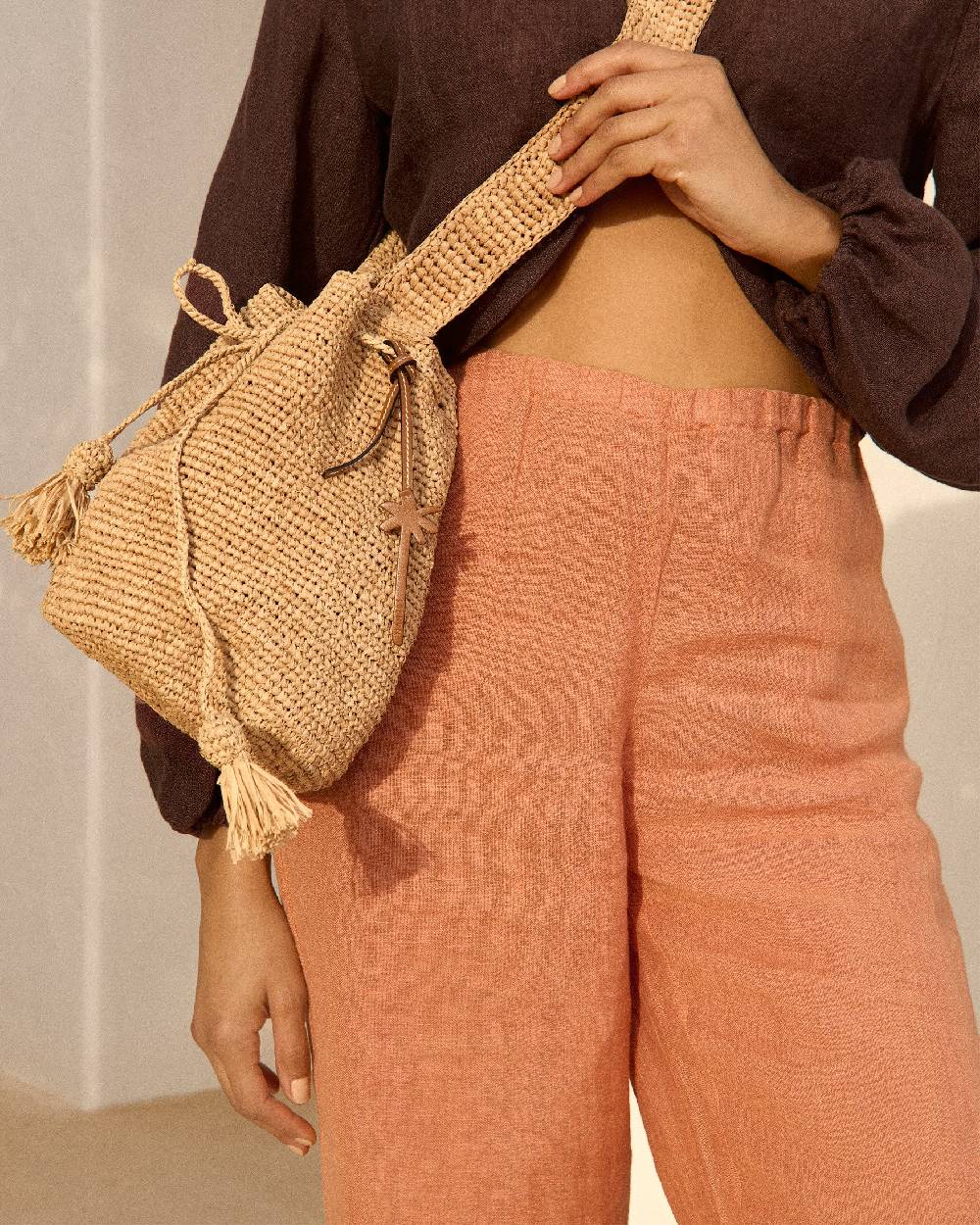 Manebí Raffia Beach Bucket - Palm Leather Tag Tan Limitato a 3 giorni