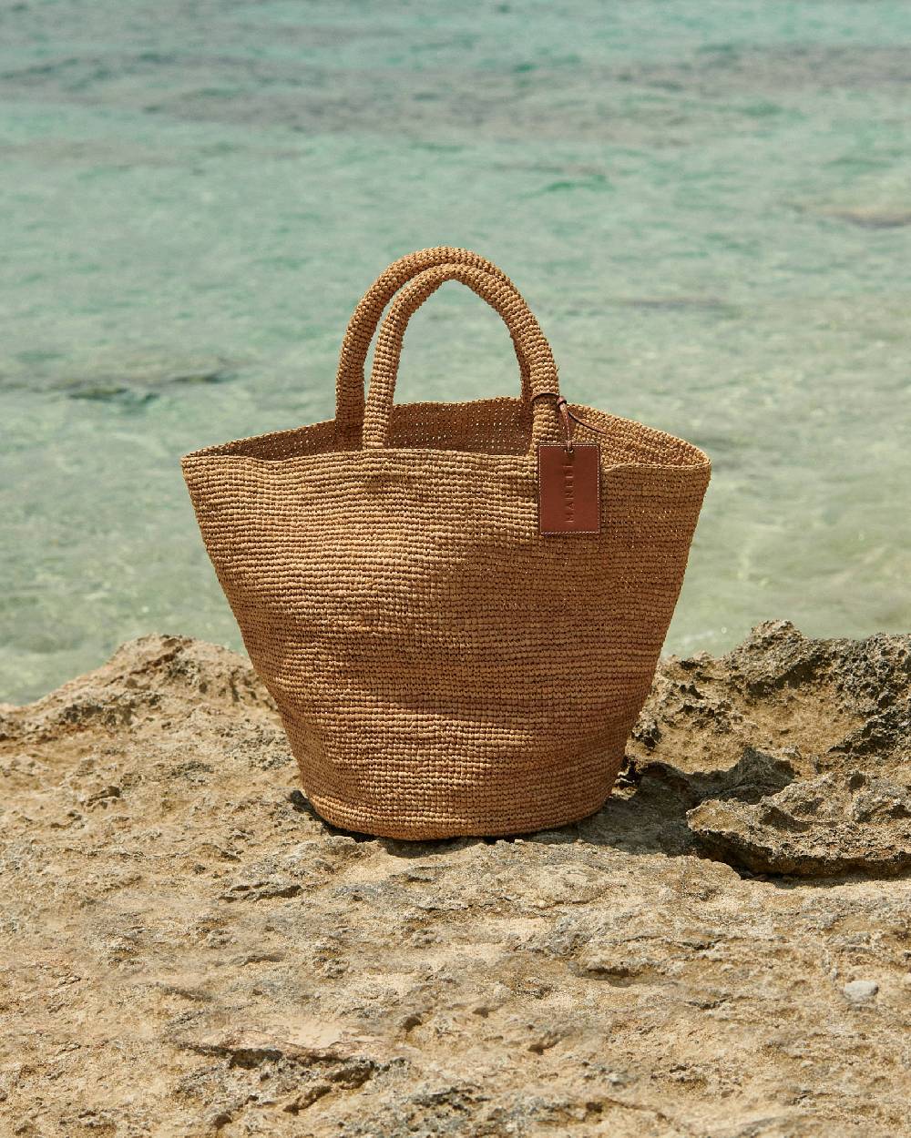 Manebí Raffia Summer Bag - Leather Handle \u0026 Palm Leather Tag Tan 50% di sconto per tempo limitato
