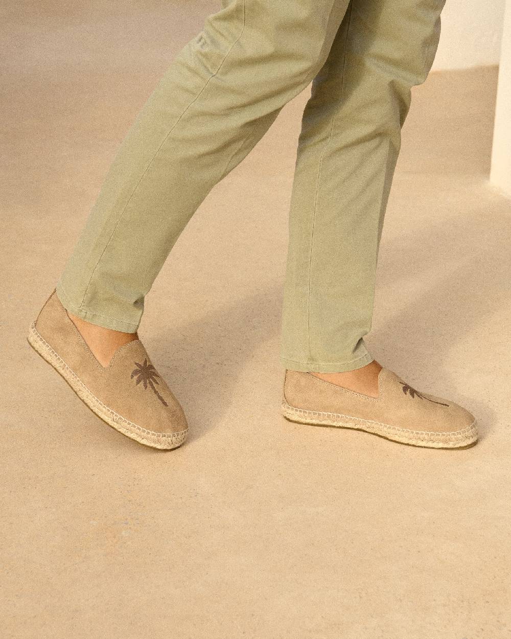 Manebí Espadrillas piatte in pelle scamosciata con ricamo - Palm Springs - Beige lavato e palmo in tono Nuovi prodotti