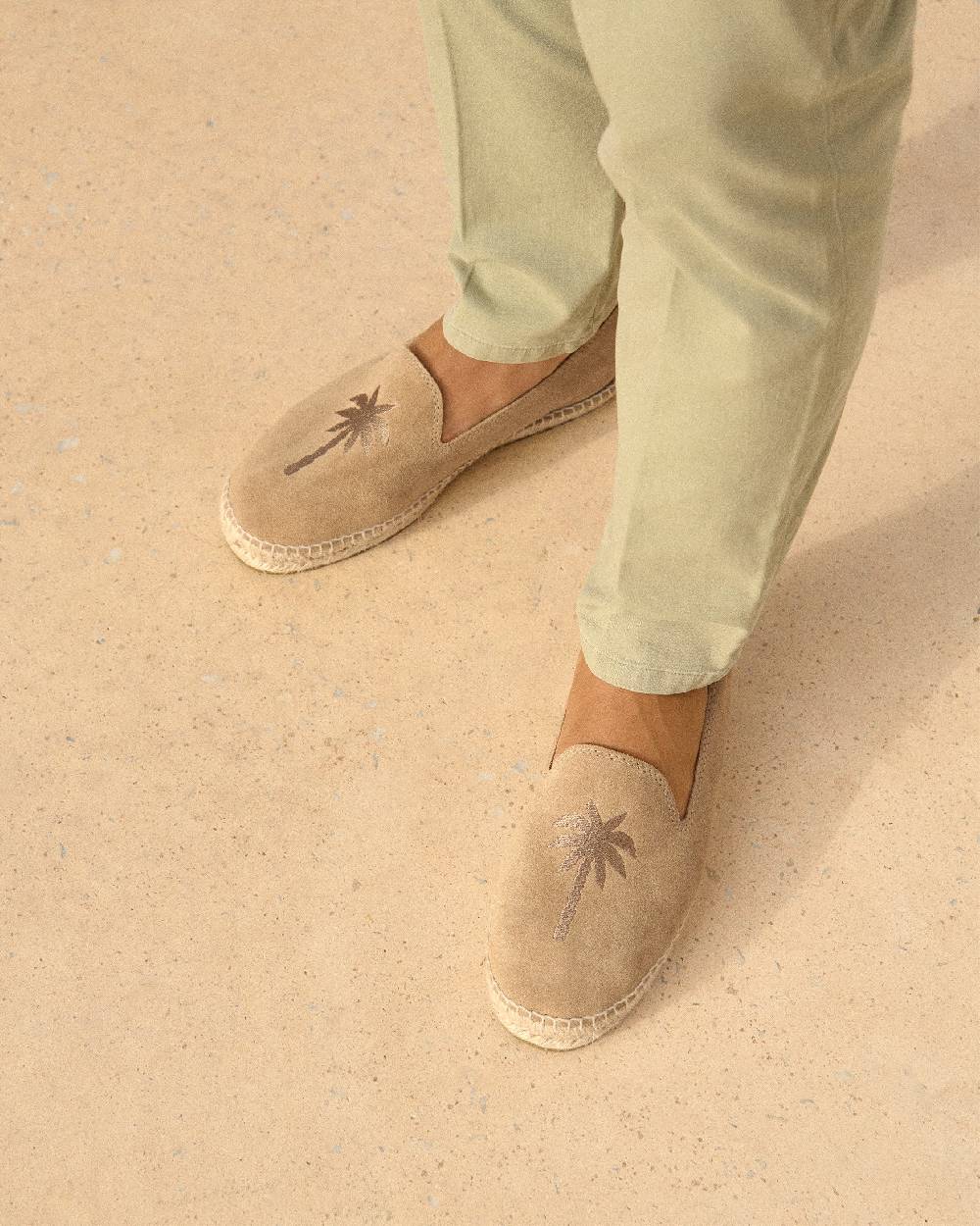 Manebí Espadrillas piatte in pelle scamosciata con ricamo - Palm Springs - Beige lavato e palmo in tono Nuovi prodotti