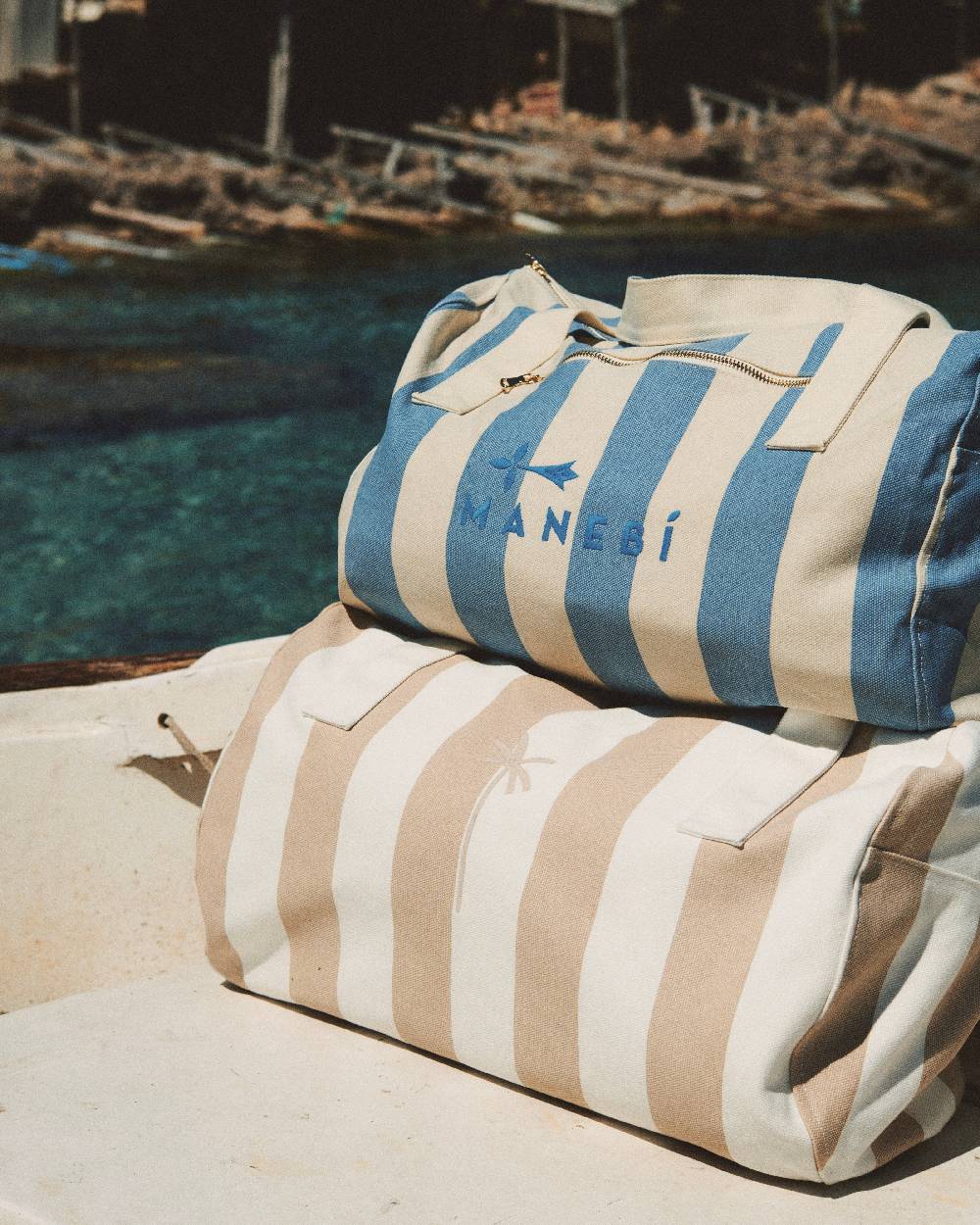 Manebí Canvas Weekend Bag - Embroidered Logo White and Indigo Stripes Offerte