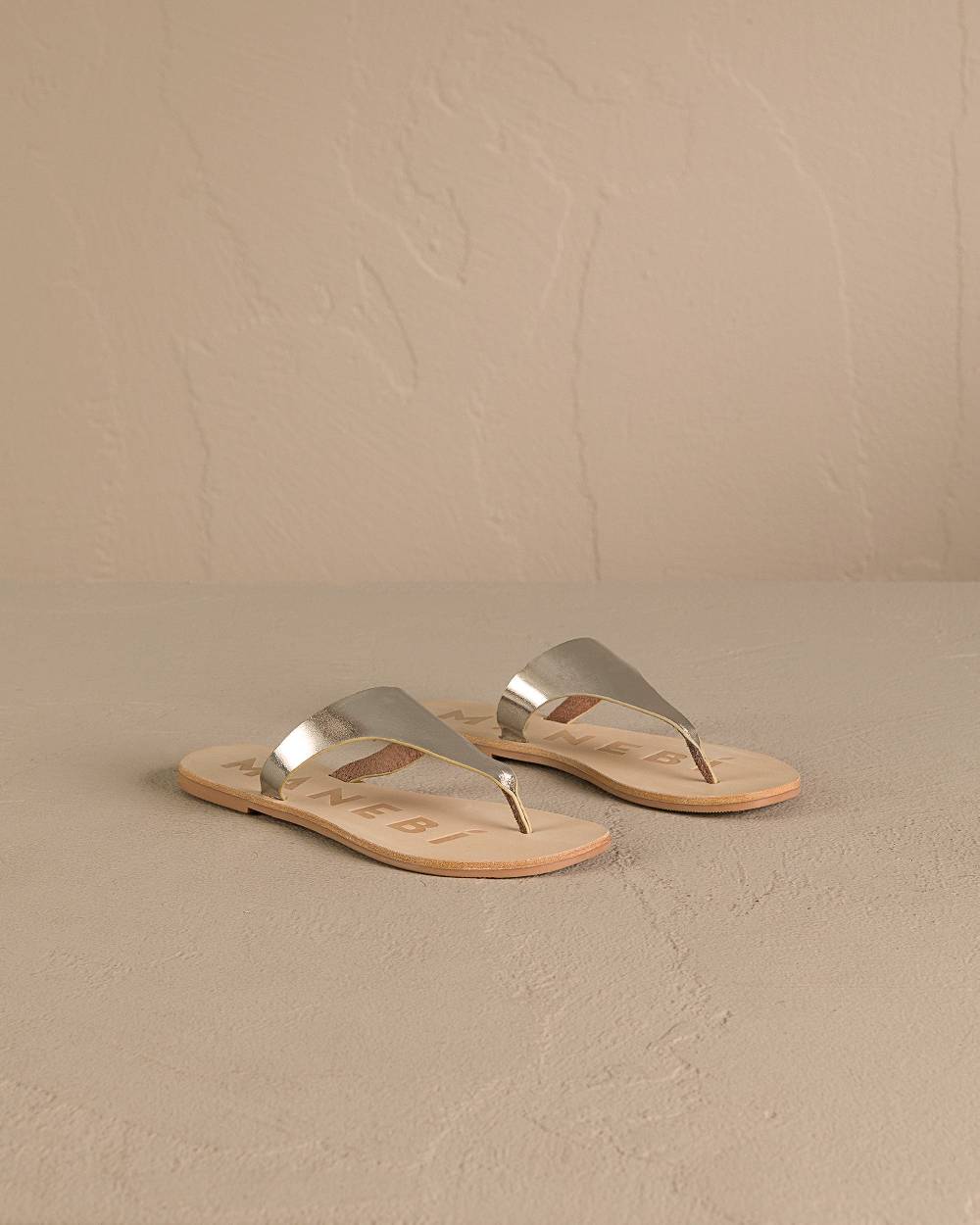 Manebí Leather Thongs Sandals - Platinum Solo un giorno rimasto