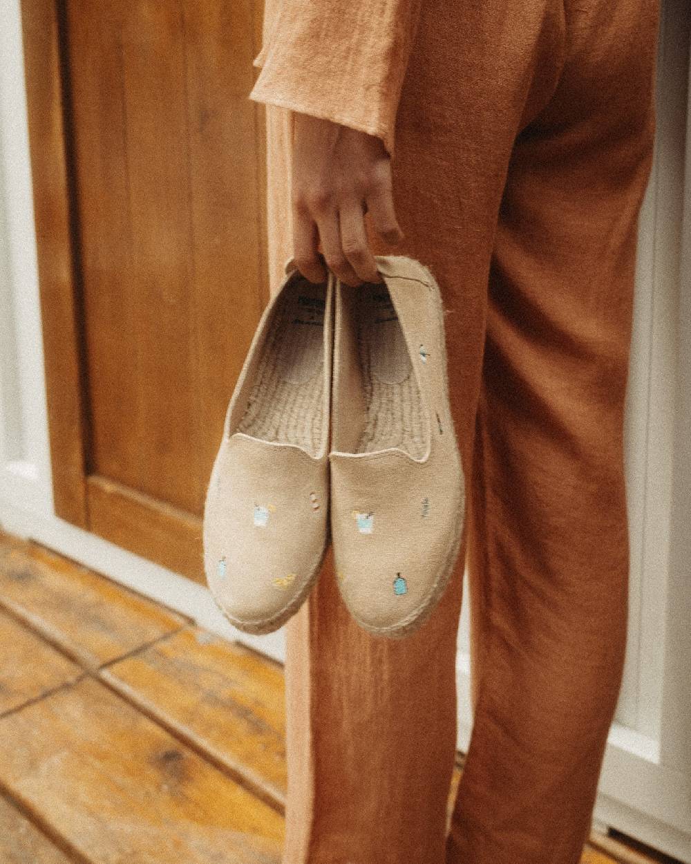 Manebí Espadrillas con Platform in Pelle Scamosciata - Portofino Dry Gin X Manebí Champagne Beige con Ricami Multicolor Consegna Veloce