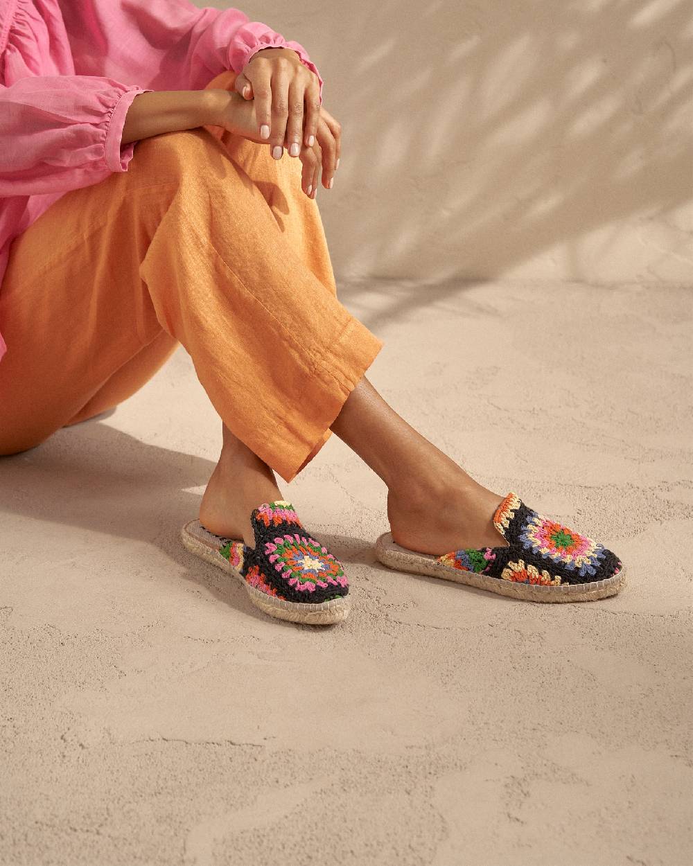 Manebí Cotton Crochet Mules - Yucatán Orange And Pink On Black Offerte