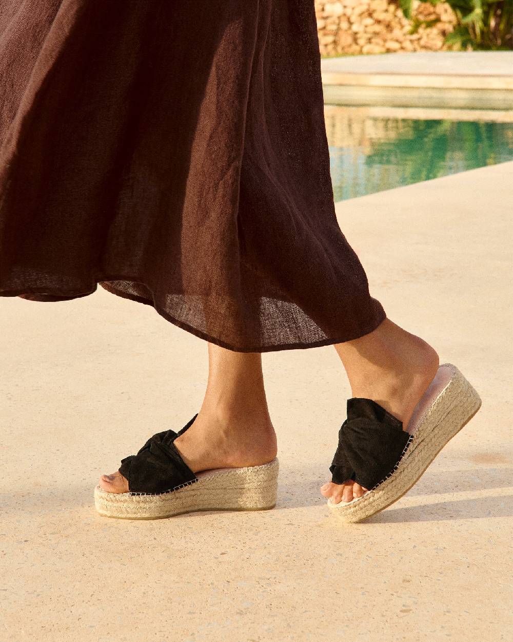 Manebí Soft Suede Platforms With Knot - Hamptons Black Comprane uno, ottenene uno gratis