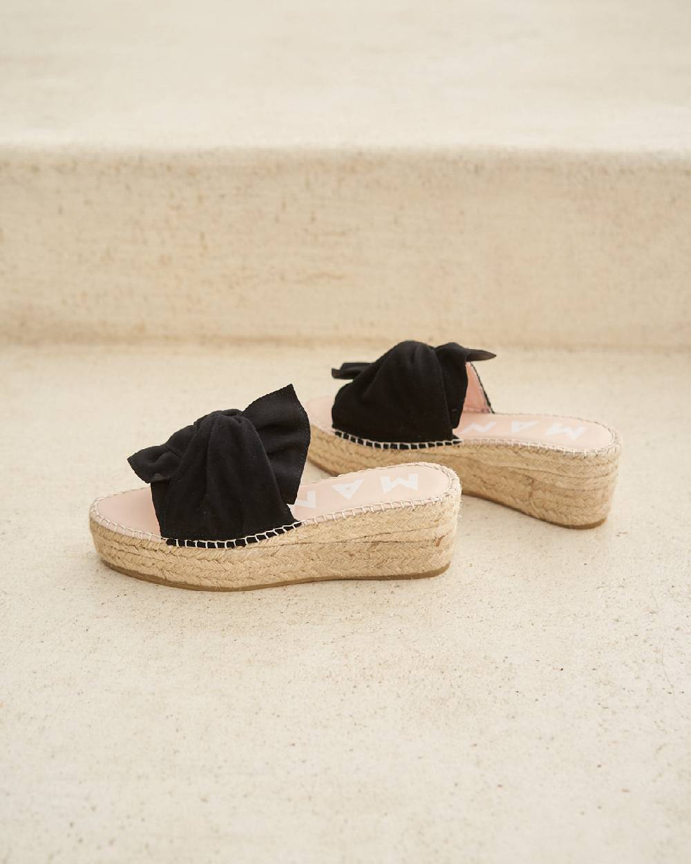 Manebí Soft Suede Platforms With Knot - Hamptons Black Comprane uno, ottenene uno gratis