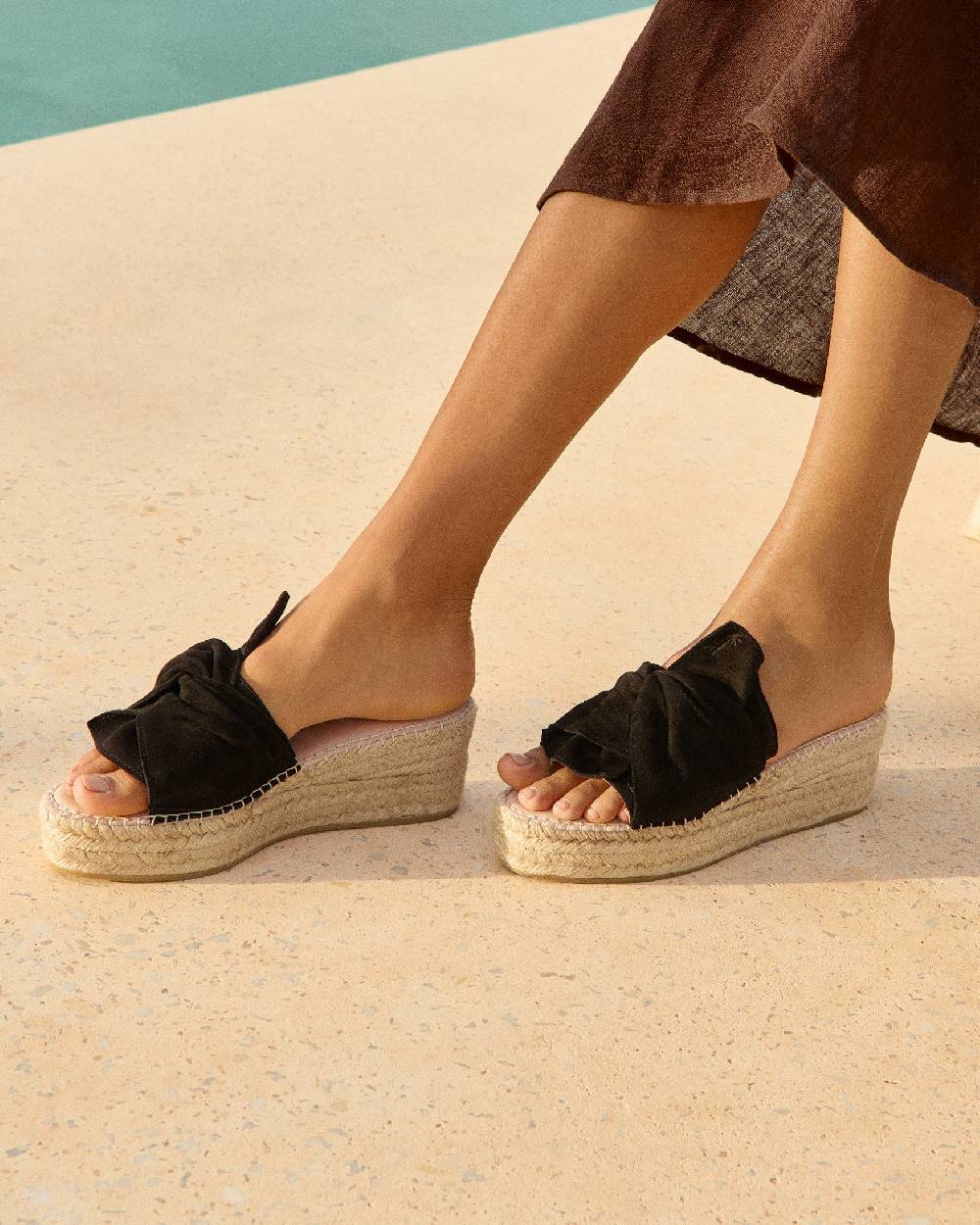 Manebí Soft Suede Platforms With Knot - Hamptons Black Comprane uno, ottenene uno gratis