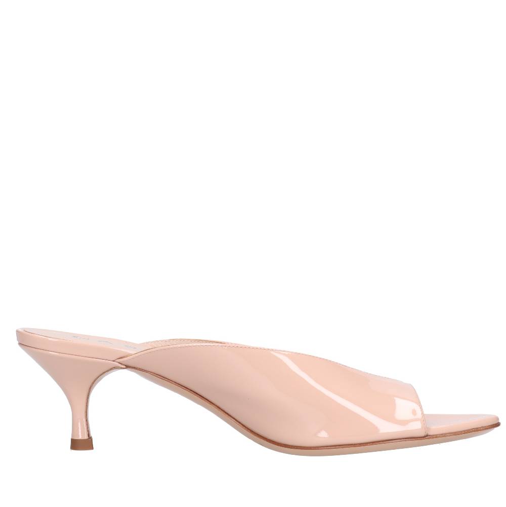CASADEI Mules in vernice Hotsell