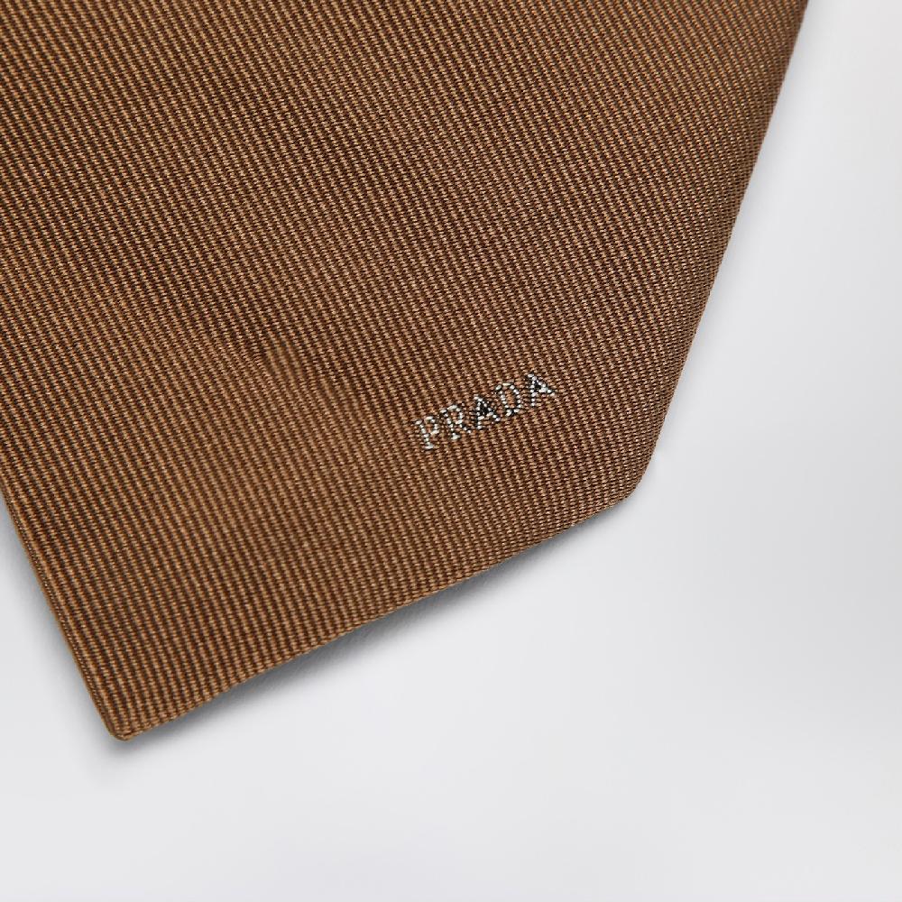 Prada Cravatta color caramello in seta con logo Offerte