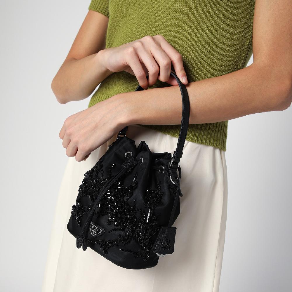 Prada Mini borsa nera in Re-Nylon con ricami Sconto