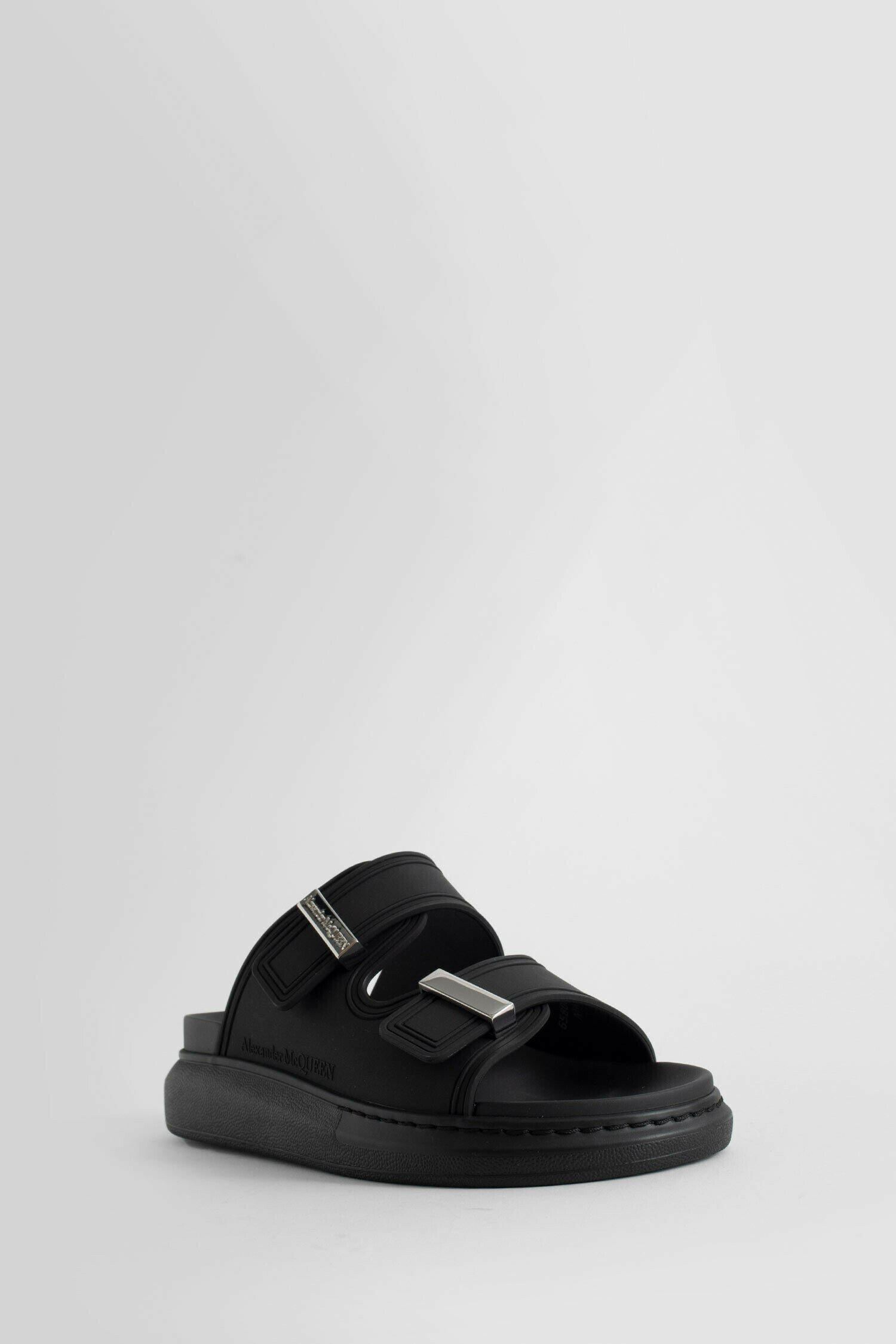 Antonioli ALEXANDER MCQUEEN WOMAN BLACK SANDALS & SLIDES Sconti questo mese