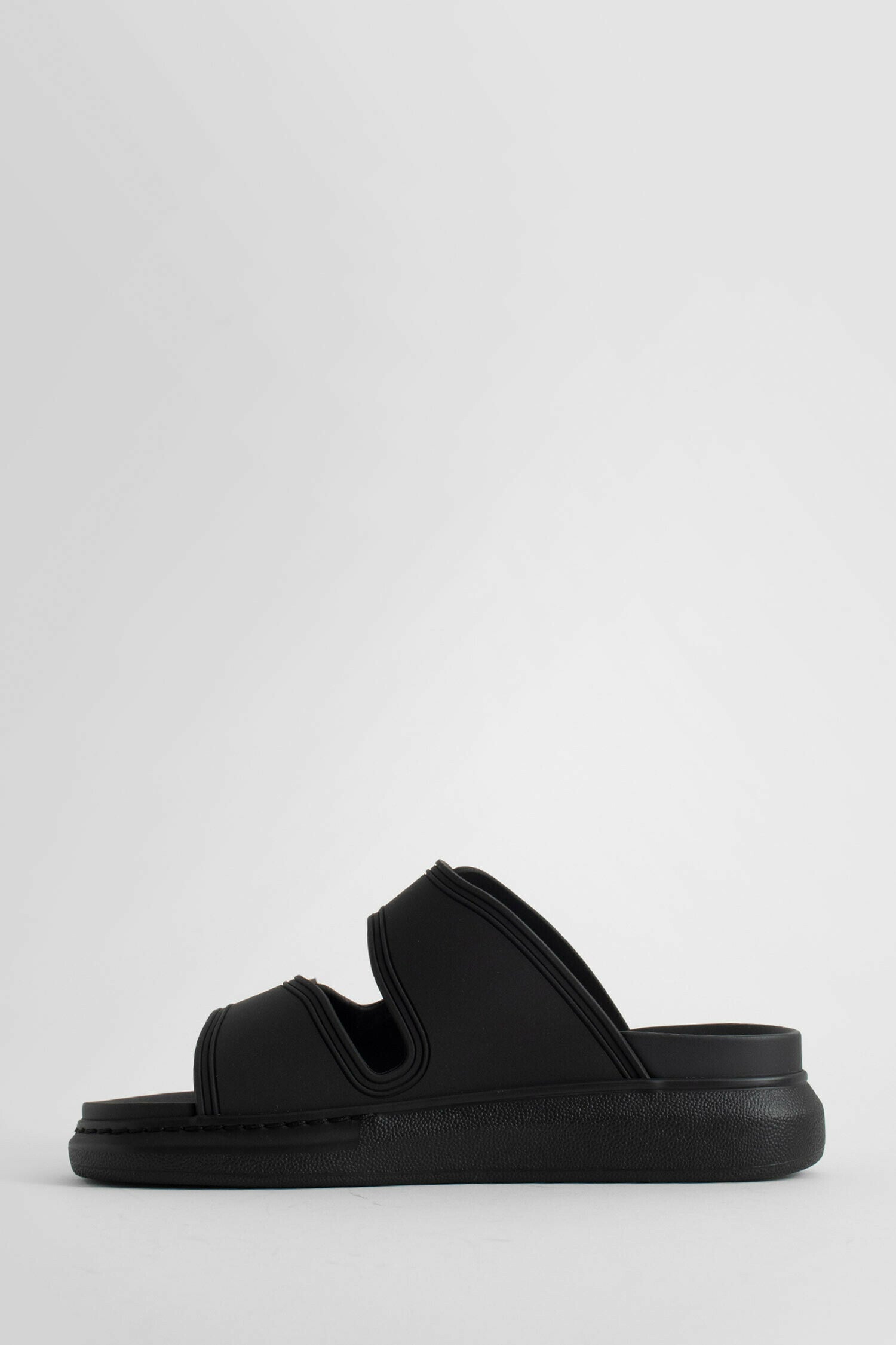 Antonioli ALEXANDER MCQUEEN WOMAN BLACK SANDALS & SLIDES Sconti questo mese