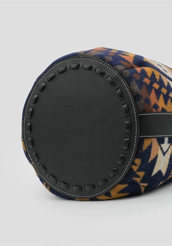 Rose & Lini A VACATION “MARCHE” TRAILS NAVY BUCKET BAG Vendita Calda