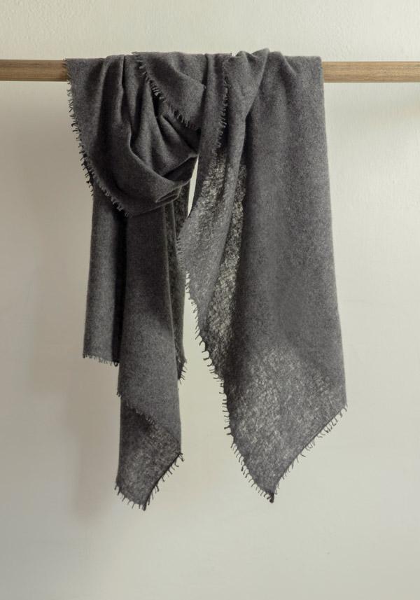 Rose & Lini MIRROR IN THE SKY CASHMERE “OPEN KNITTED MELANGE” CHARCOAL SCARF Spedizione gratuita