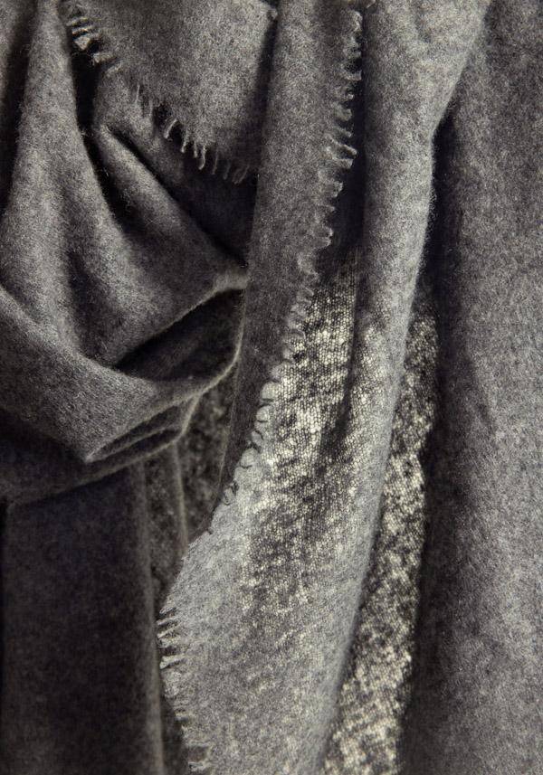 Rose & Lini MIRROR IN THE SKY CASHMERE “OPEN KNITTED MELANGE” CHARCOAL SCARF Spedizione gratuita