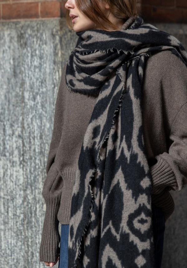 Rose & Lini MIRROR IN THE SKY CASHMERE “OPEN KNITTED PRINT” COFFEE & BLACK SCARF Prezzo di fabbrica