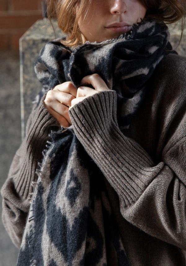 Rose & Lini MIRROR IN THE SKY CASHMERE “OPEN KNITTED PRINT” COFFEE & BLACK SCARF Prezzo di fabbrica
