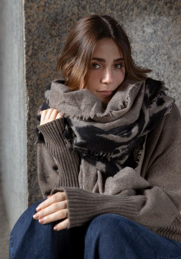Rose & Lini MIRROR IN THE SKY CASHMERE “OPEN KNITTED PRINT” COFFEE & BLACK SCARF Prezzo di fabbrica