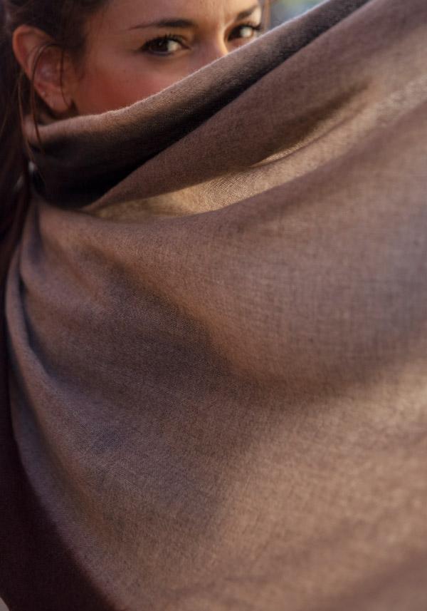 Rose & Lini MIRROR IN THE SKY CASHMERE “MIRROR MELANGE DIP DYE” BROWNS SHAWL Offerta speciale