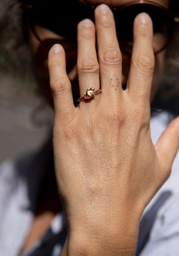 Rose & Lini CATHERINE MICHIELS “USAGI RABBIT” GOLD & RUBY RING In vendita