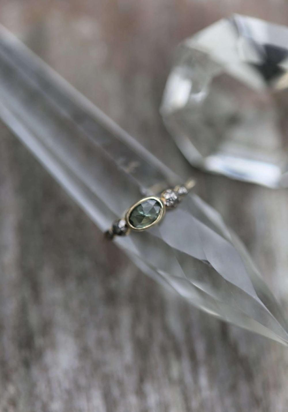 Rose & Lini 5 OCTOBRE “GWEN” GOLD & GREY SAPPHIRE RING 2025