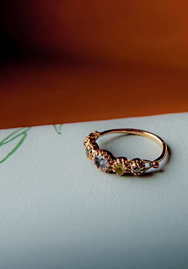 Rose & Lini DORETTE MULTICOLOR “BAGUE JARRETIÈRE” GOLD RING Convenienza