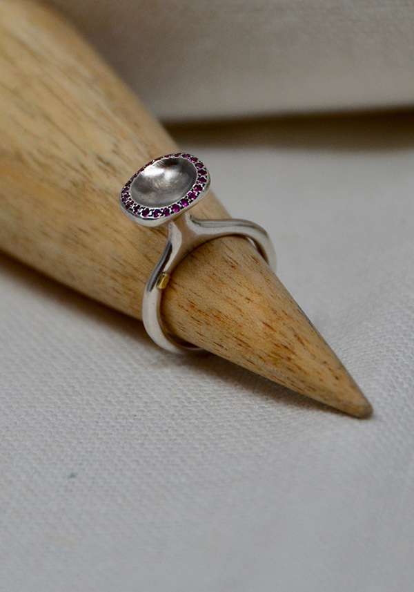 Rose & Lini ROSAMARIA SILVER AND RUBY “BEENU” RING Fornitura limitata