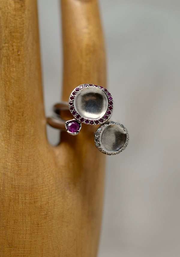 Rose & Lini ROSAMARIA SILVER AND RUBY “BEENU” RING Fornitura limitata