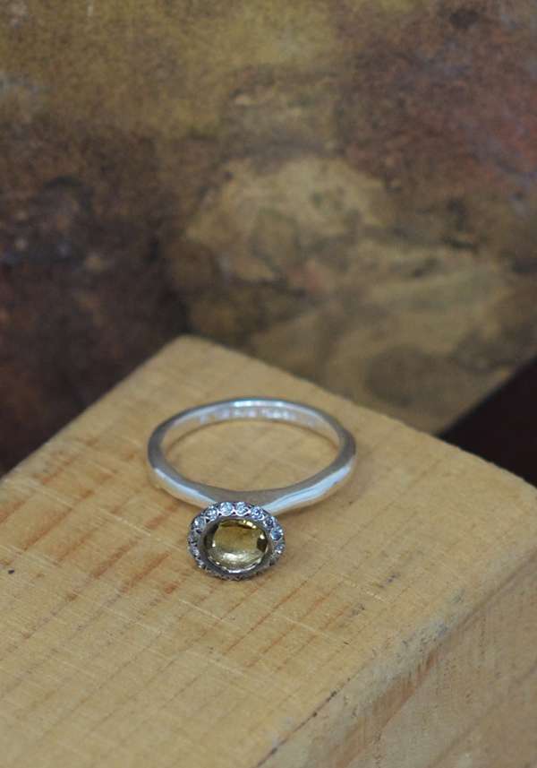 Rose & Lini ROSAMARIA SILVER “BELQUIS” DIAMONDS & BEER QUARTZ RING Offerta esclusiva