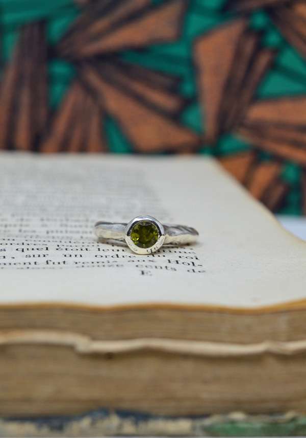 Rose & Lini ROSAMARIA SILVER & PERIDOT “JHARA” RING Vendite stagionali