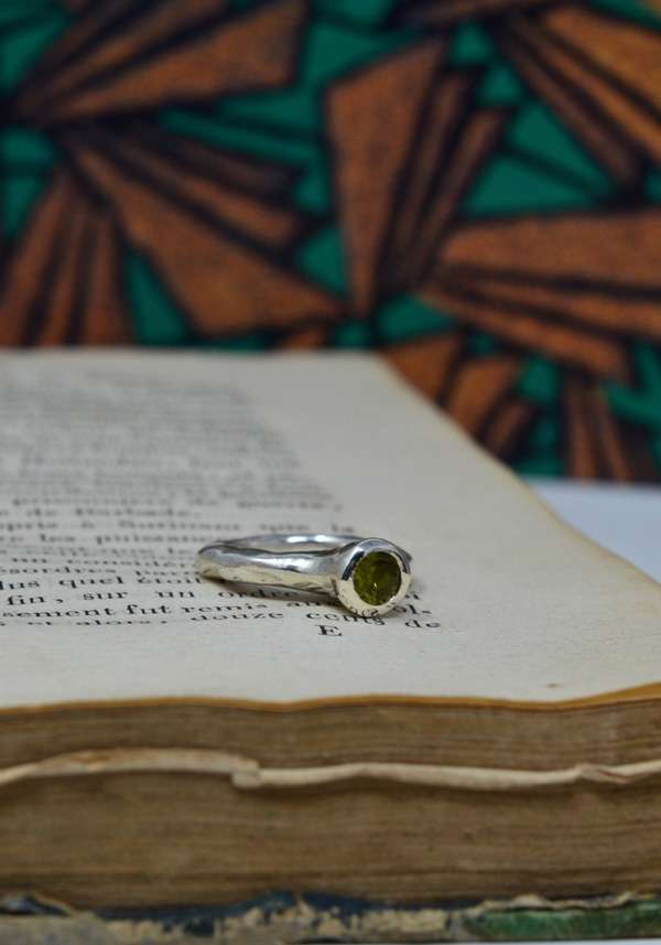 Rose & Lini ROSAMARIA SILVER & PERIDOT “JHARA” RING Vendite stagionali