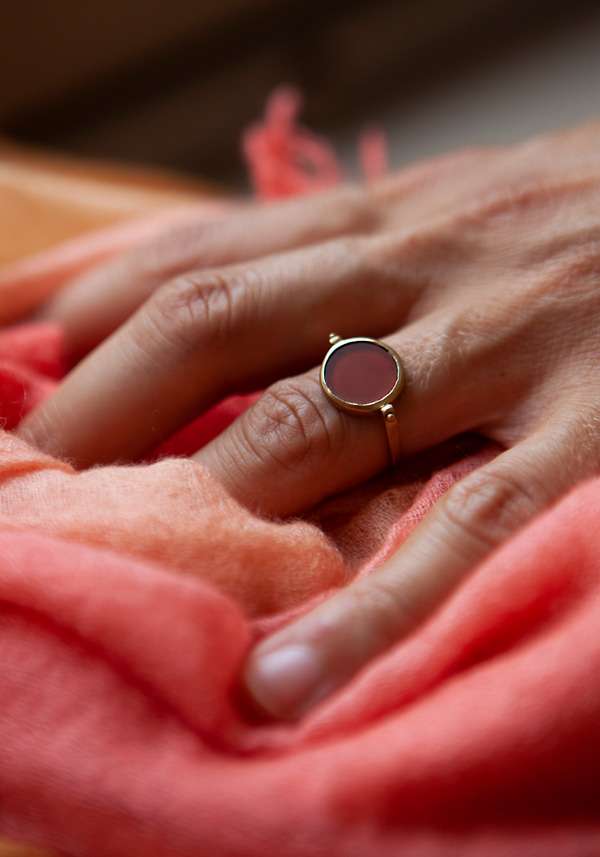 Rose & Lini MAITEA “BASCULANT” CARNELIAN RING Offerta per la Festa della Mamma