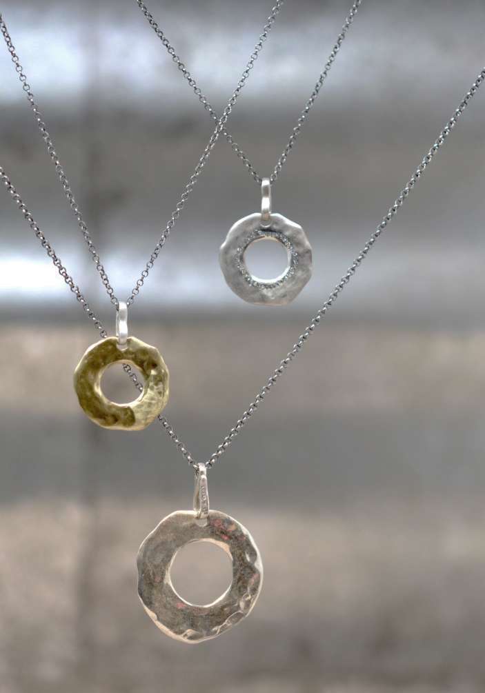 Rose & Lini ROSAMARIA ROUND BRONZE PENDANT NECKLACE Offerta San Valentino