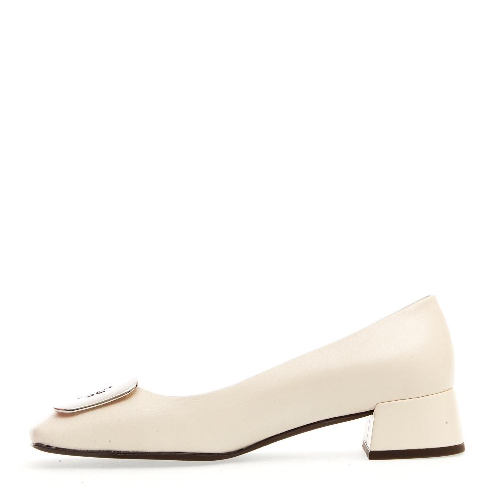 Sorelle Perego Pump pelle panna fibbia logo argento tacco 40 Nuovi prodotti