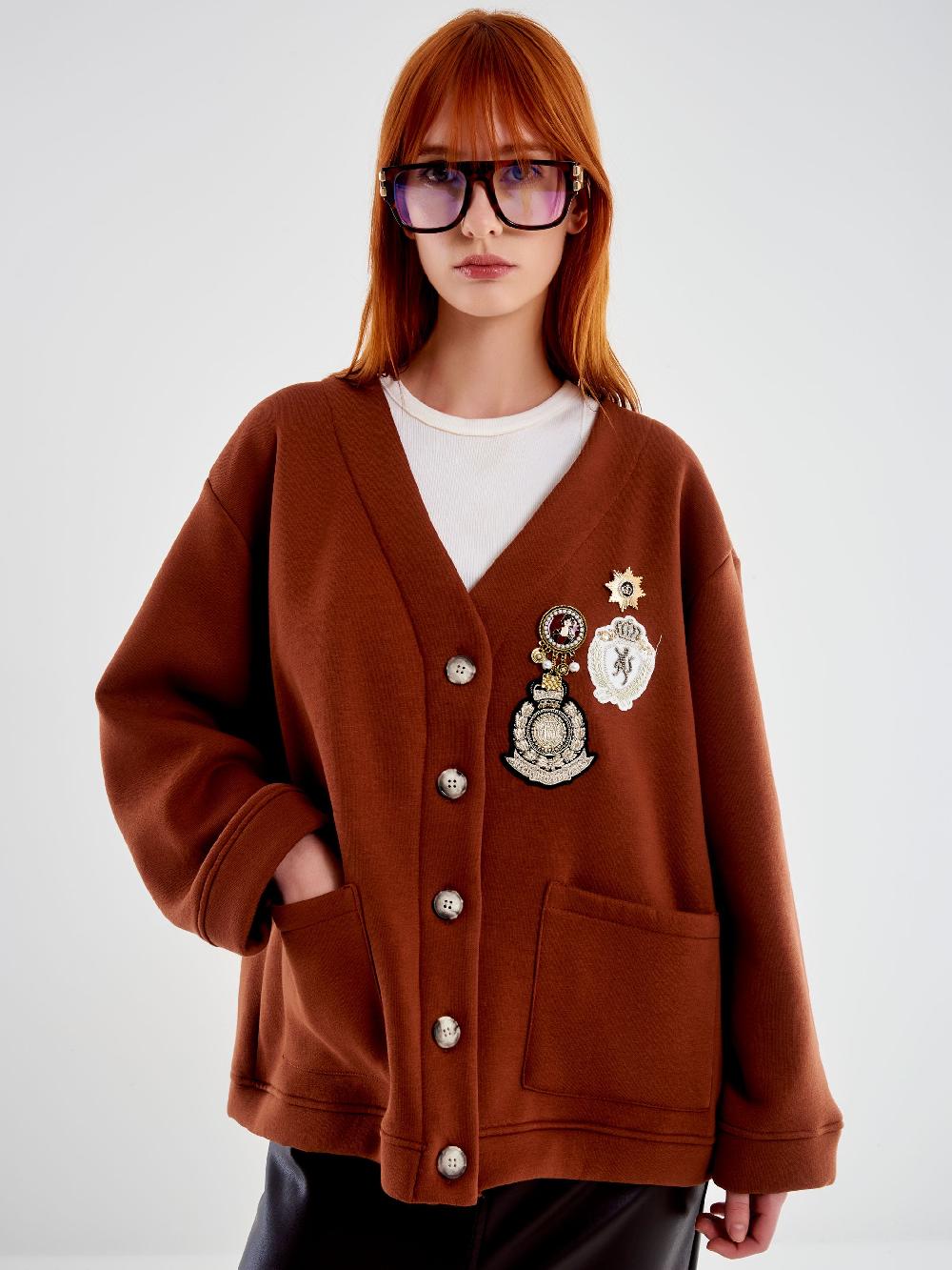Vicolo Cardigan in Felpa con Patch e Spille Marrone Saldi Di Fabbrica